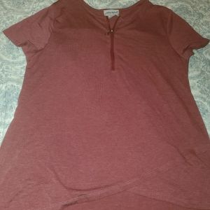 Casual top with zipper accent